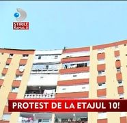 A bagat FRICA in toata lumea dupa ce a amenintat ca SE ARUNCA de pe un bloc cu 10 etaje! Vezi ce revendicari avea VIDEO